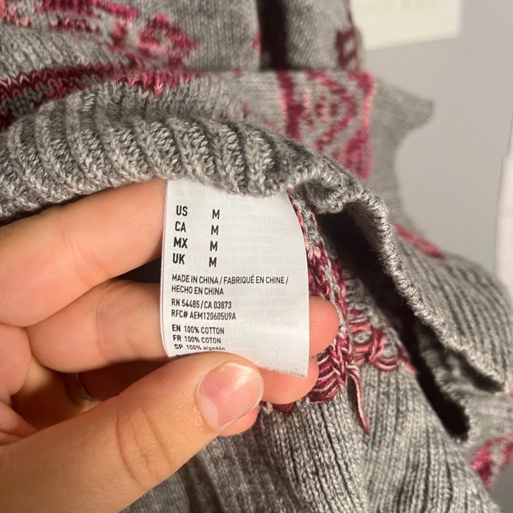 Women's Gray and‎ Pink Patterned Sweater Size Medium